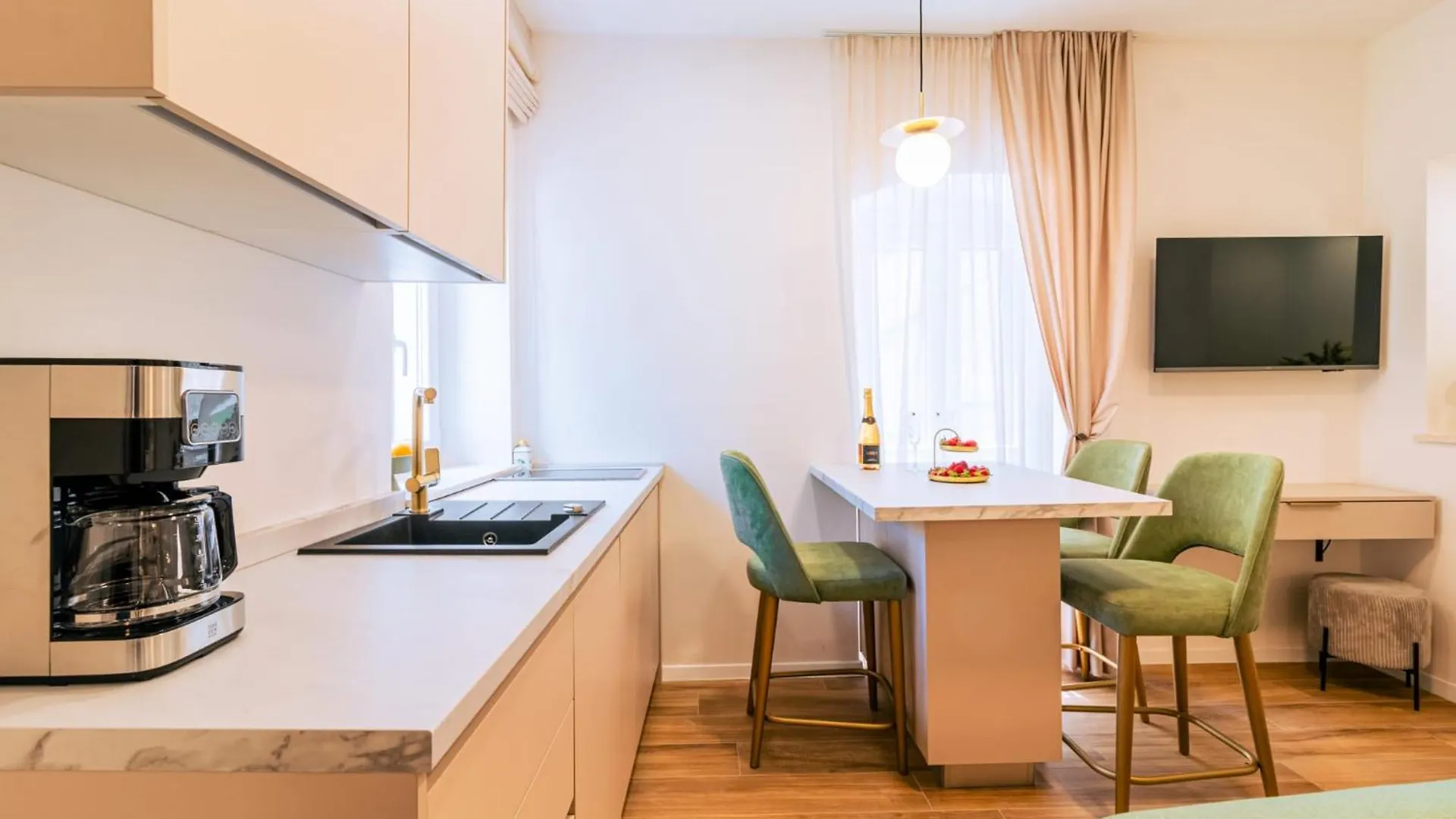 Luxury 2 Bedroom-2 Bathroom Apartment With Rooftop Terrace & Luxury Studio App Split