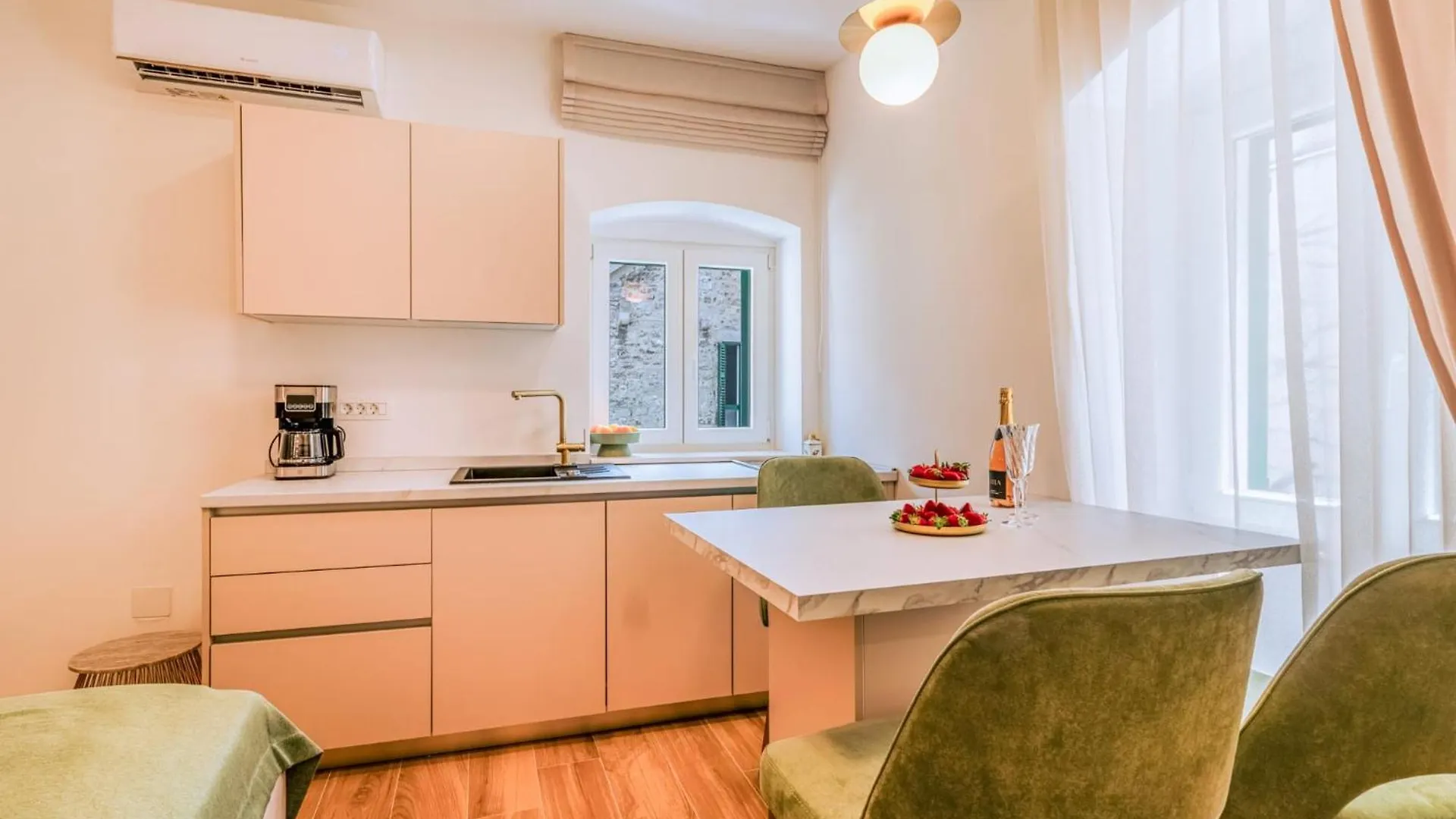 Luxury 2 Bedroom-2 Bathroom Apartment With Rooftop Terrace & Luxury Studio App Split