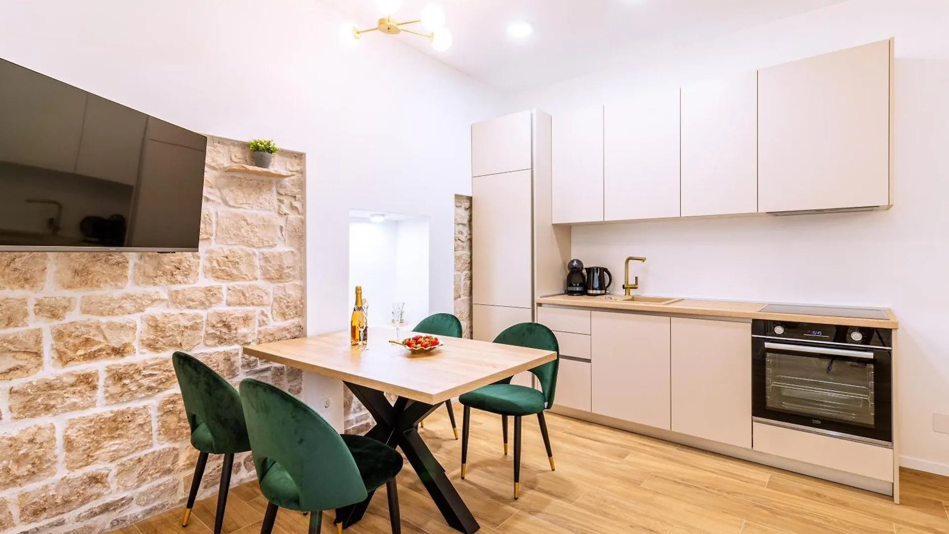 Luxury 2 Bedroom-2 Bathroom Apartment With Rooftop Terrace & Luxury Studio App Split