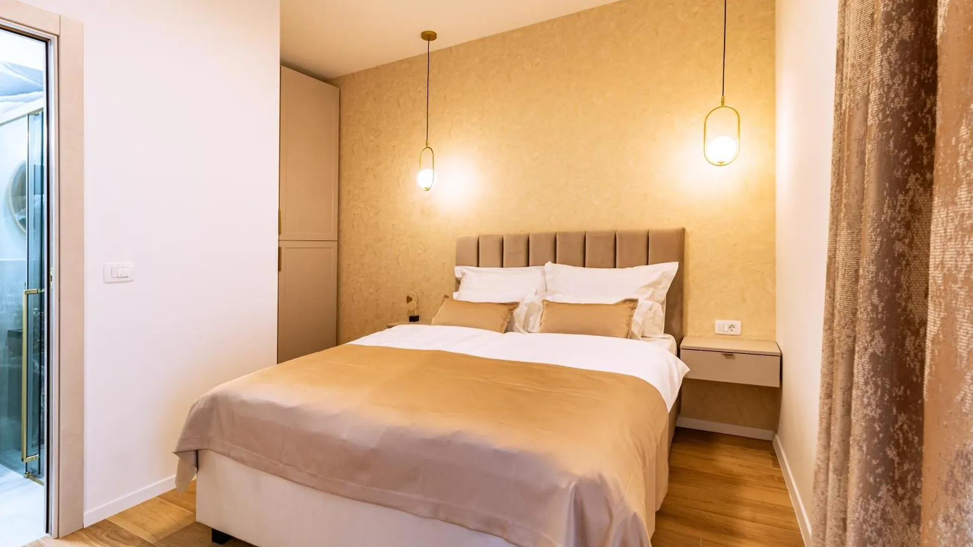 Luxury 2 Bedroom-2 Bathroom Apartment With Rooftop Terrace & Luxury Studio App contacts