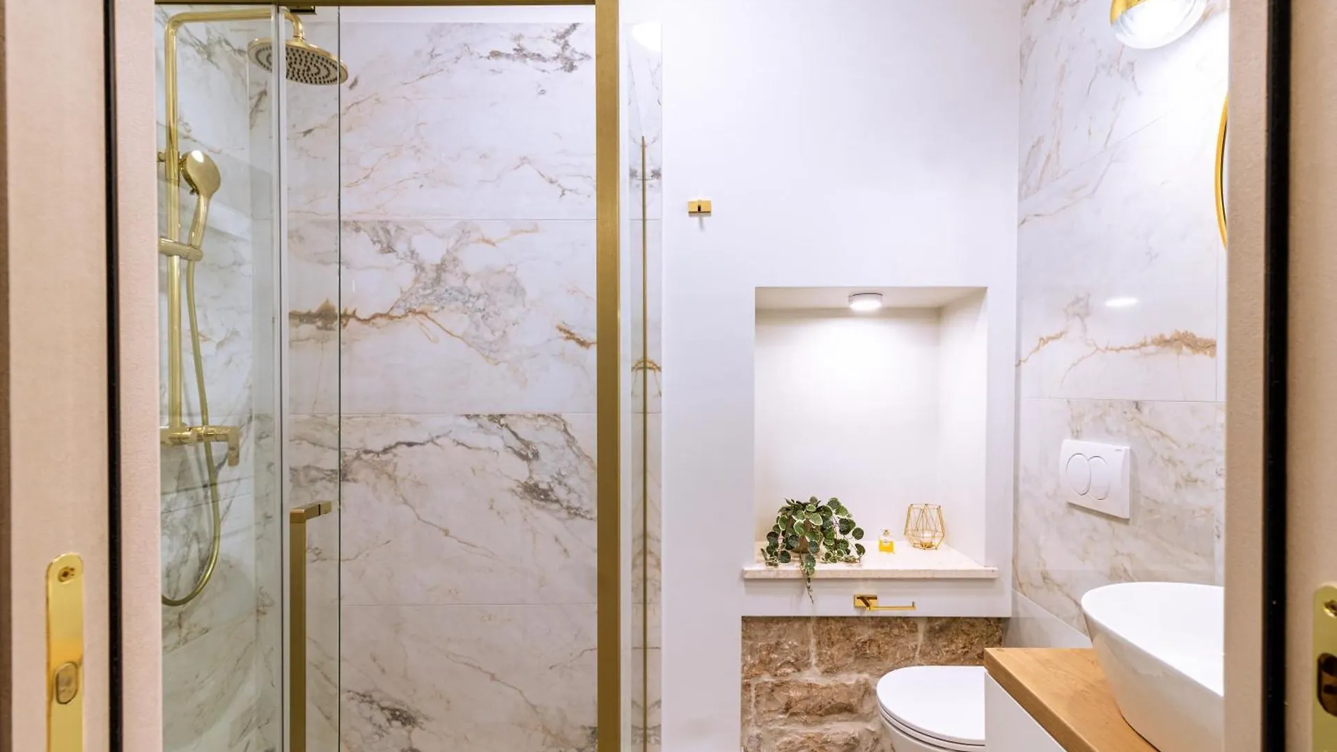 Luxury 2 Bedroom-2 Bathroom Apartment With Rooftop Terrace & Luxury Studio App Split