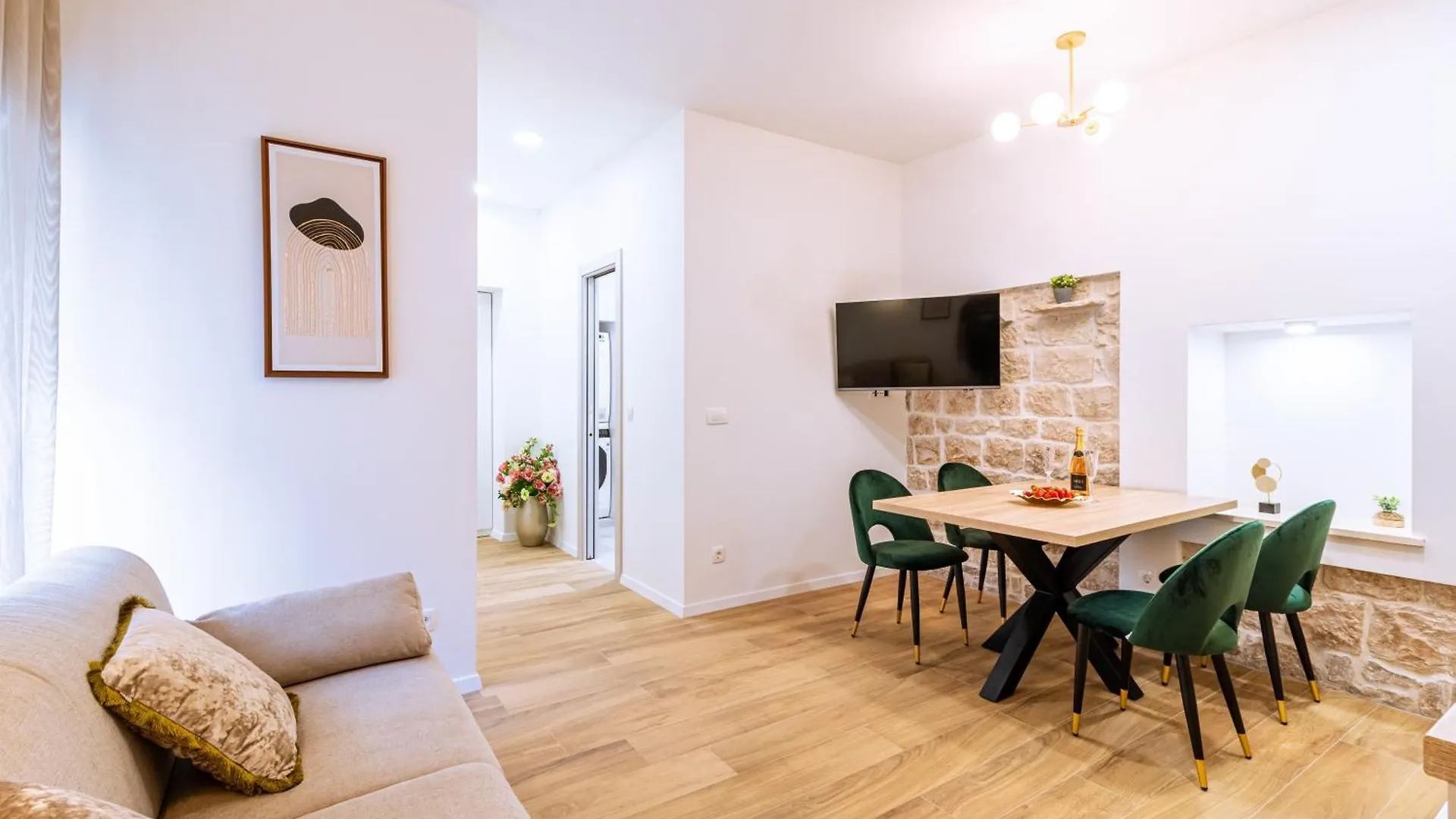 Luxury 2 Bedroom-2 Bathroom Apartment With Rooftop Terrace & Luxury Studio App Split