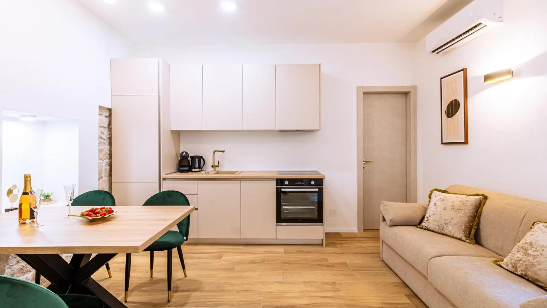 Luxury 2 Bedroom-2 Bathroom Apartment With Rooftop Terrace & Luxury Studio App Split 0*,