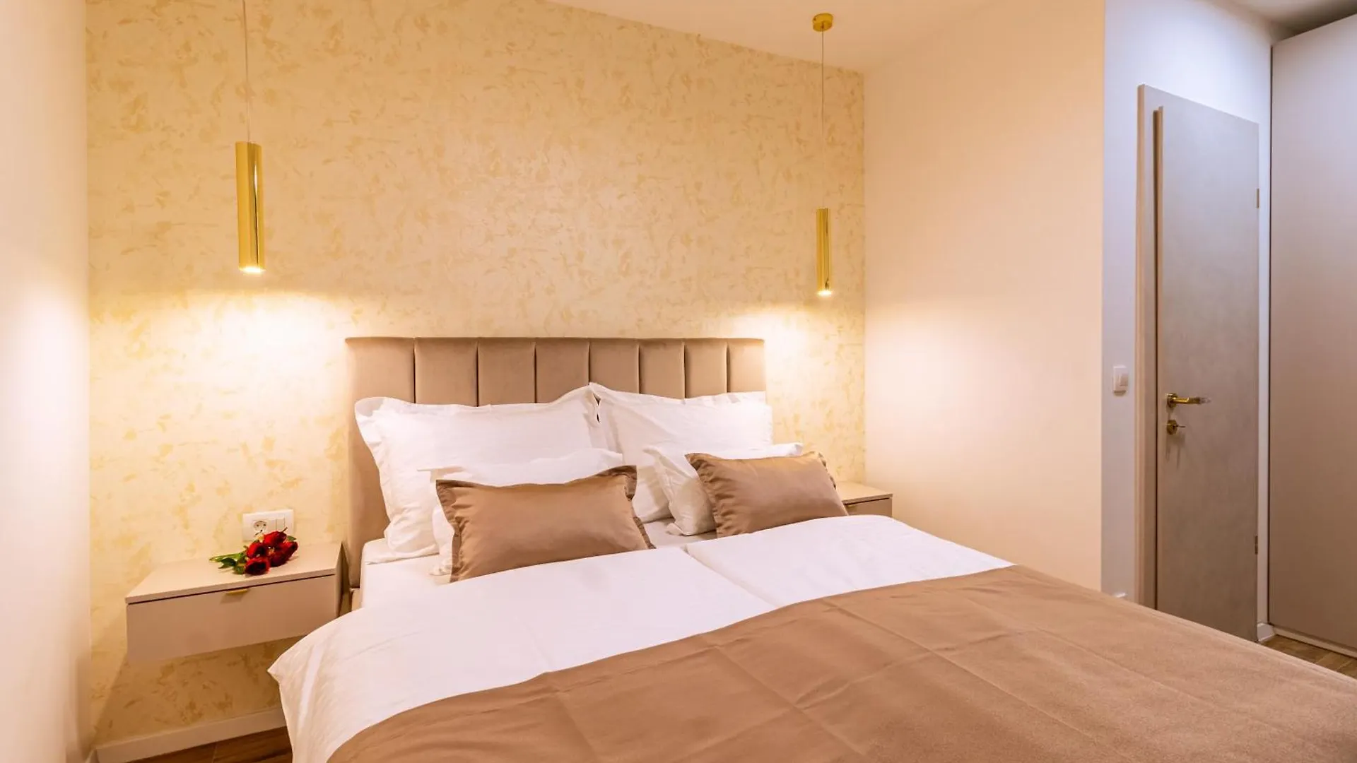 Luxury 2 Bedroom-2 Bathroom Apartment With Rooftop Terrace & Luxury Studio App Split