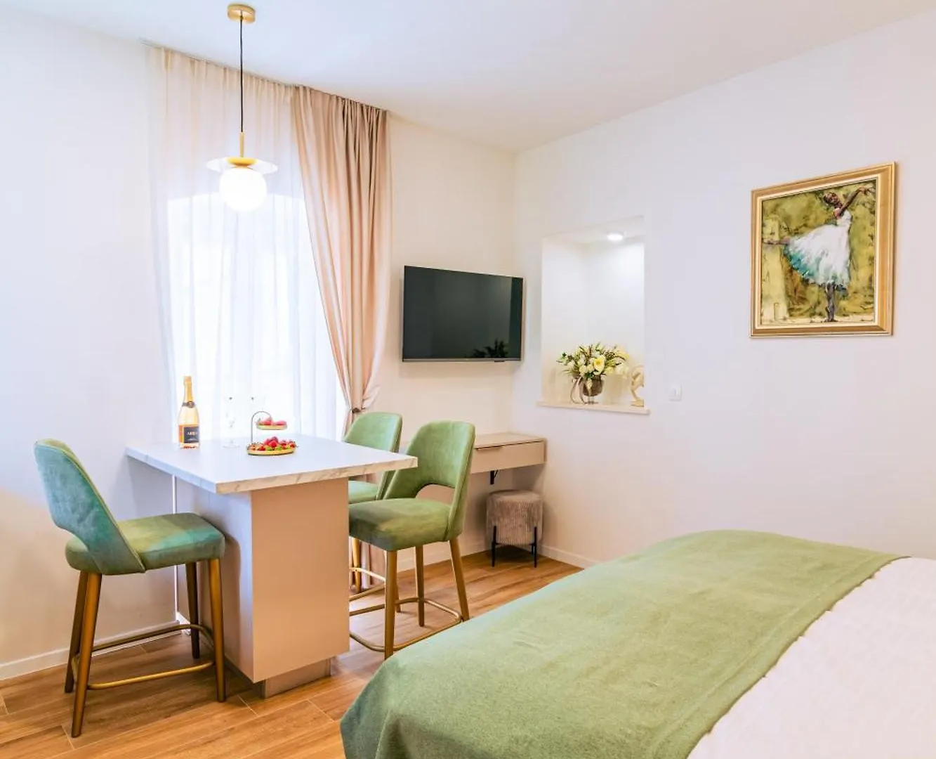 Luxury 2 Bedroom-2 Bathroom Apartment With Rooftop Terrace & Luxury Studio App Split