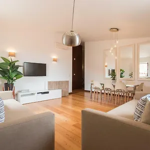 https://alfama-modern-two-bedroom-apartment-w-river-view-and-lisbon.hotels-lisbon-portugal.com